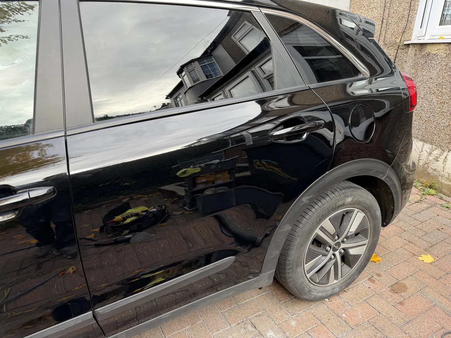 Kia — panel refinishing: finished repair